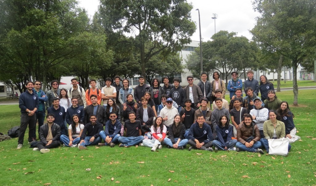 El grupo Kyma reunido en el campus de la Universidad Nacional